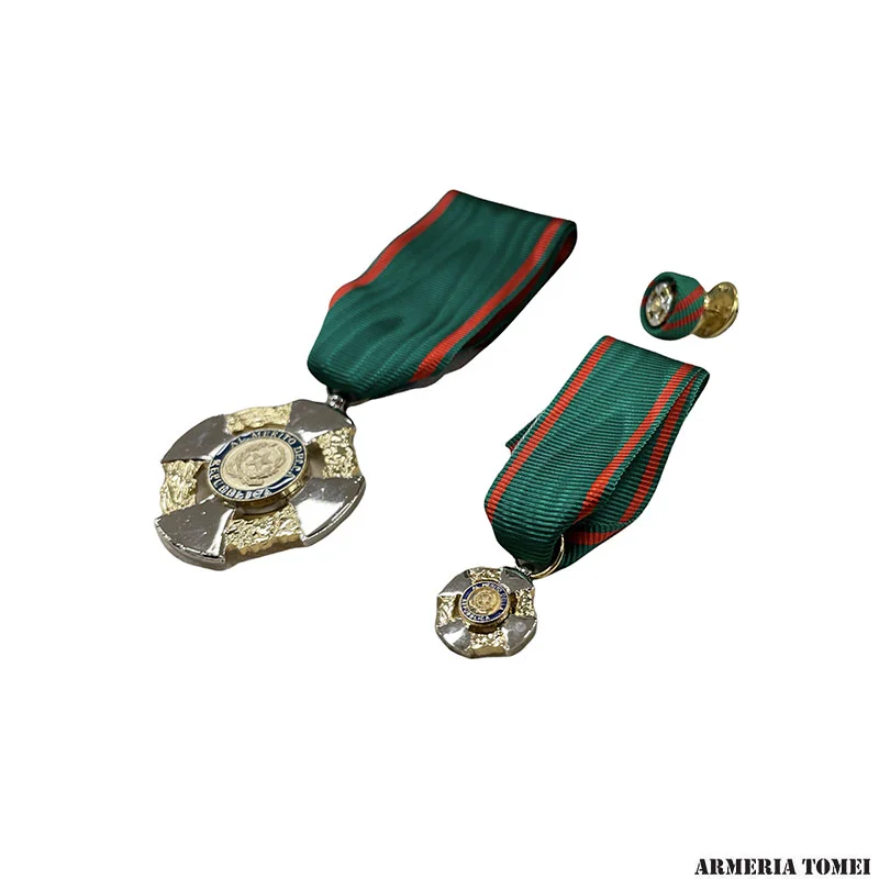 COFANETTO - SET ONOREFICENZE MEDAGLIE + SPILLA CAVALIERE DELLA REPUBBLICA (ROSELLINA IN STOFFA) - immagine 3